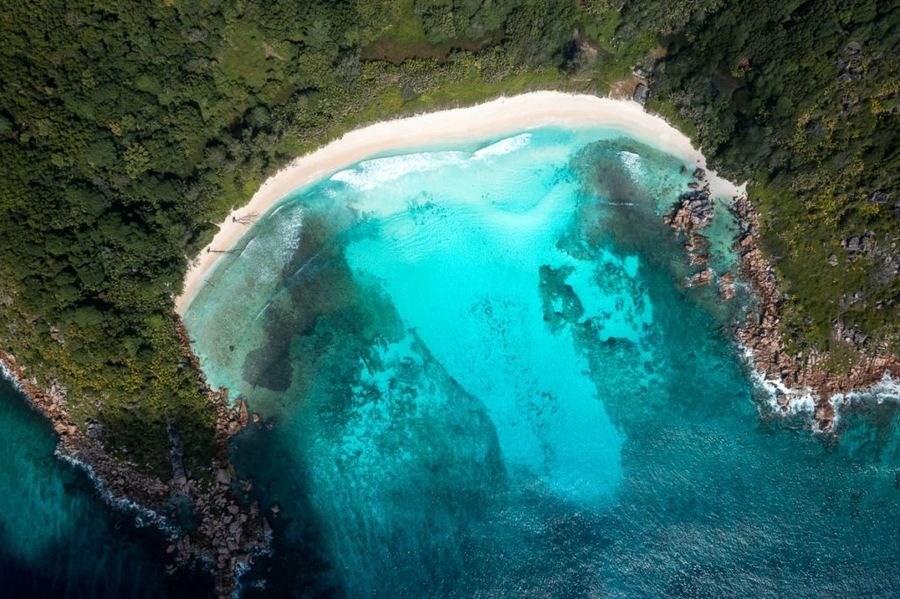 Ukryta plaża Anse Cocos w różowym granicie, La Digue, Seszele