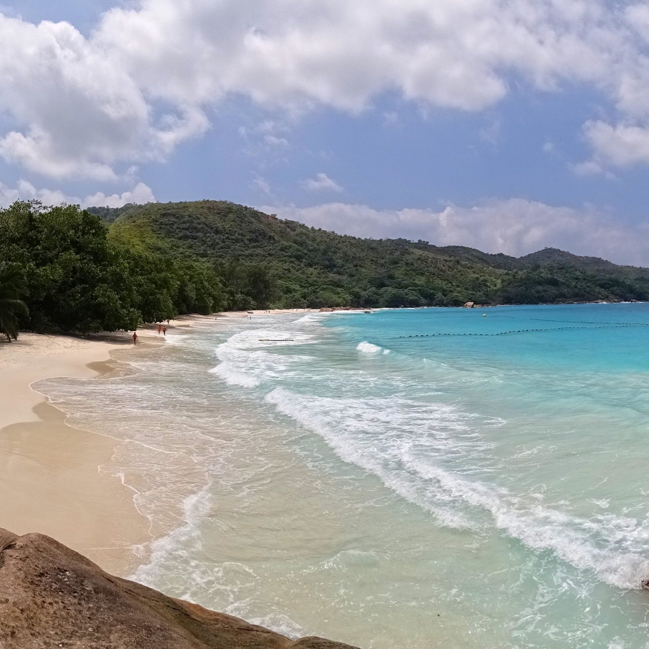 Zielone wzgórza i plaża Anse Lazio na Praslin, Seszele