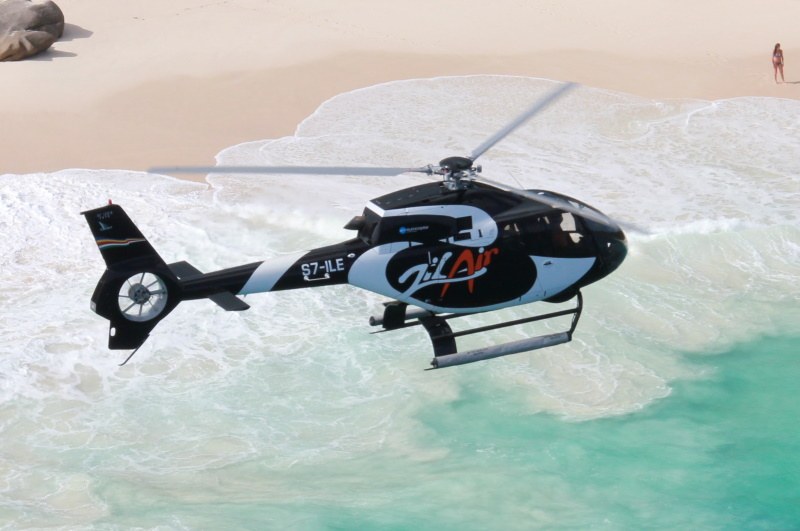 Helikopter nad turkusową plażą