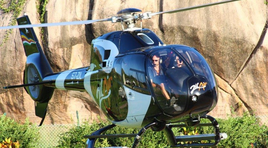 Helikopter Zil Air nad granitowymi skałami