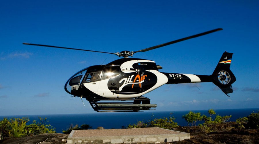 Helikopter Zil Air nad turkusową plażą Seszeli