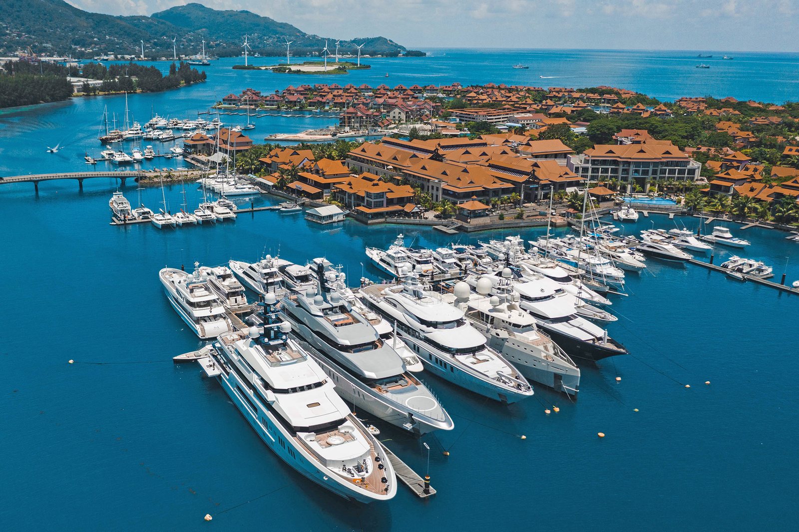 Marina Eden Island i superjachty