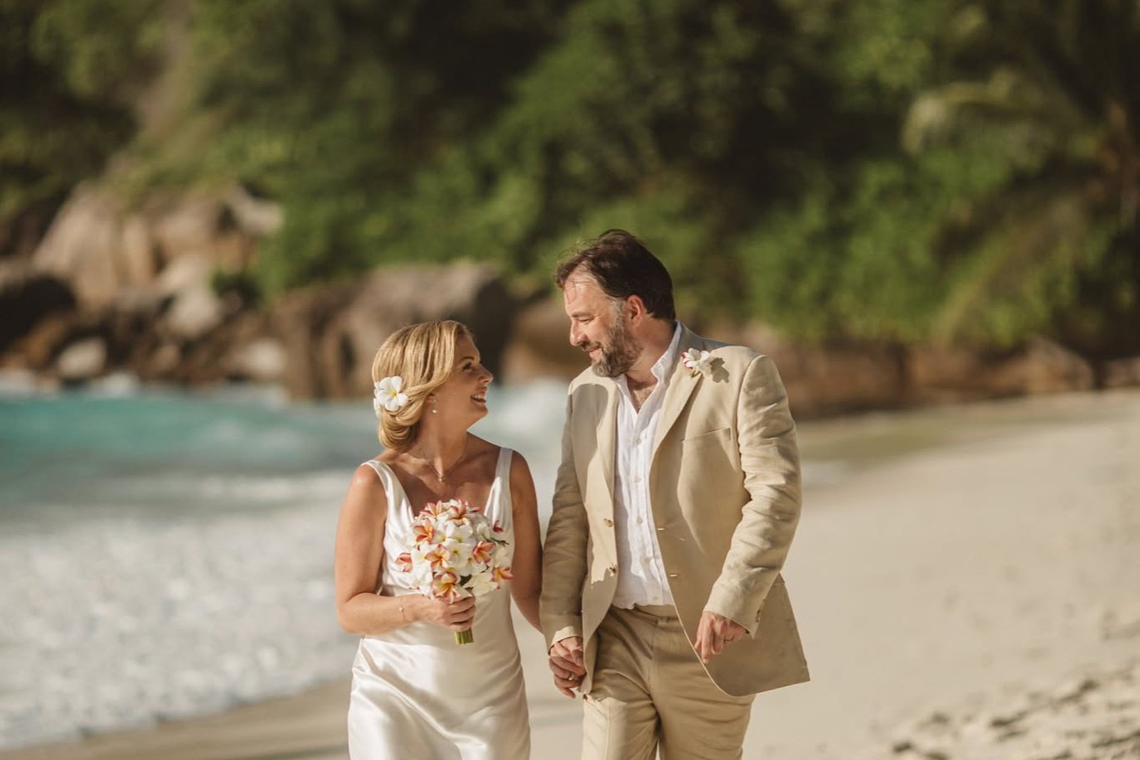 Para młoda na plaży na Seszelach